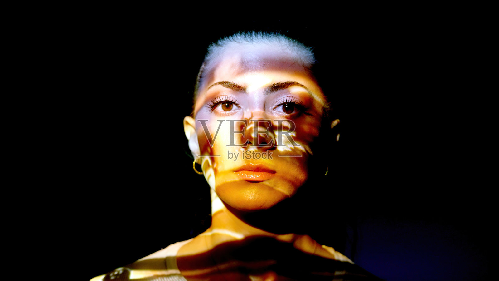 女人脸上的彩灯照片摄影图片