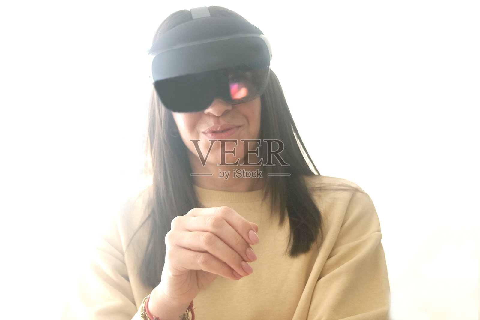 女子体验虚拟现实——虚拟现实,白色背景照片摄影图片