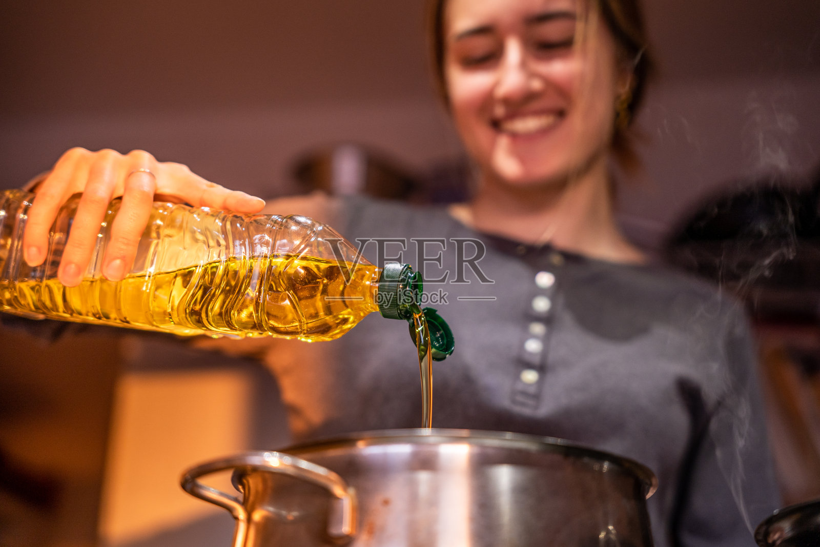 女孩做饭照片摄影图片
