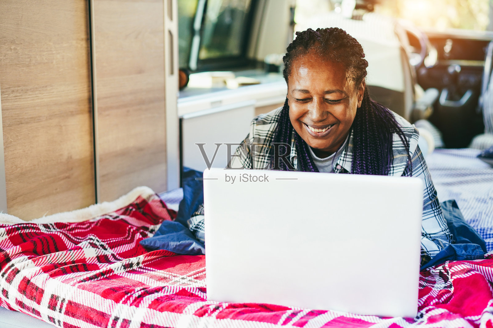 高级非洲妇女有乐趣在露营车内使用笔记本电脑-关注脸照片摄影图片