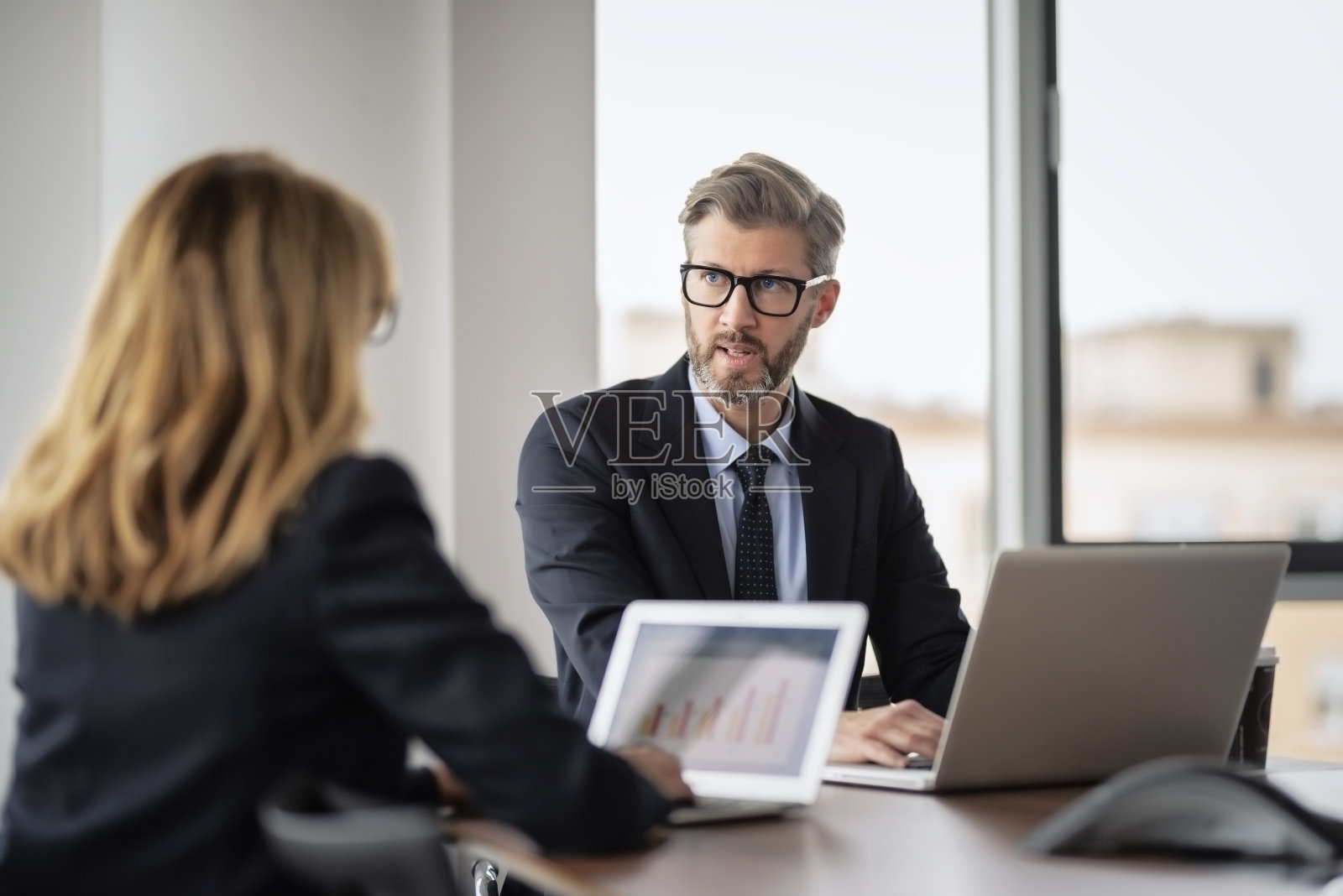 一群商务人士在会议室开会,准备商业报告照片摄影图片