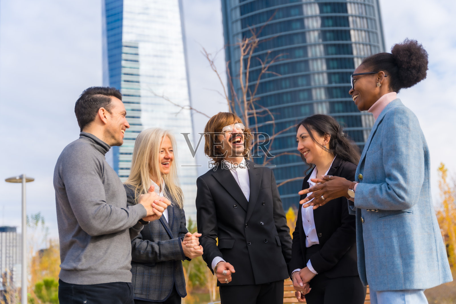 中年多民族商人和女商人,商业园区,有乐趣和微笑照片摄影图片
