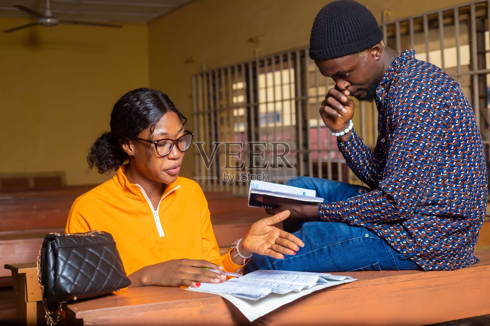 两个非洲学生在教室里一起读书照片摄影图片