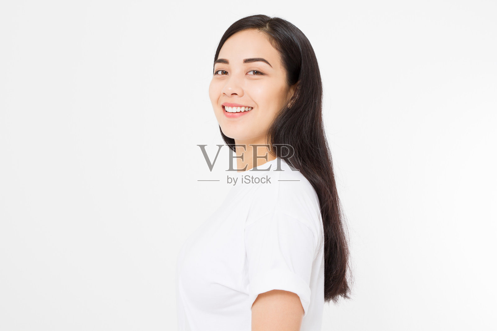 微笑的黑发亚洲女孩的肖像长和闪亮的直发女性孤立在白色背景。漂亮的女人韩国模特与直发。健康的牙齿。副本的空间。照片摄影图片