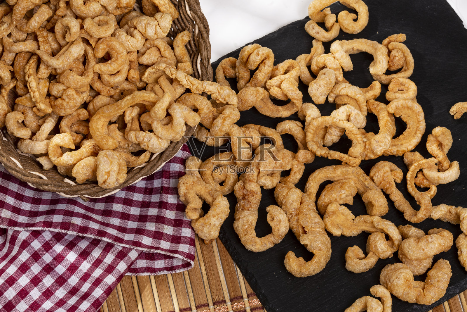 美味小吃-脆皮猪排;脱水猪皮照片摄影图片