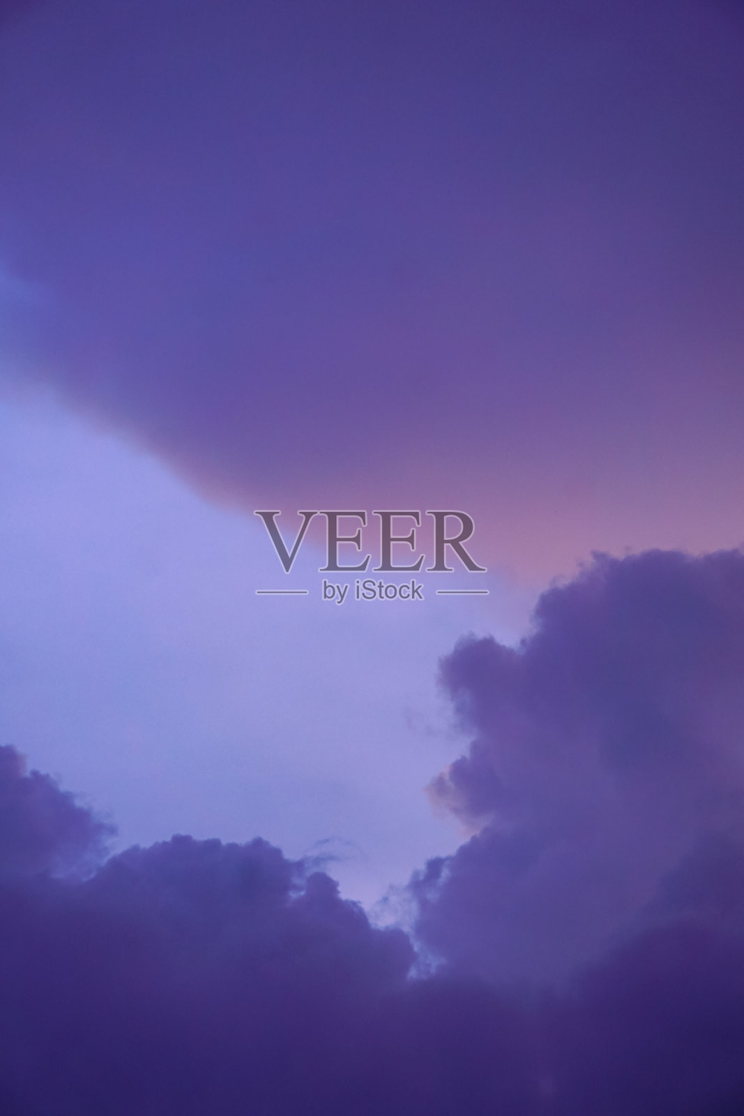 傍晚的天空是紫色的照片摄影图片