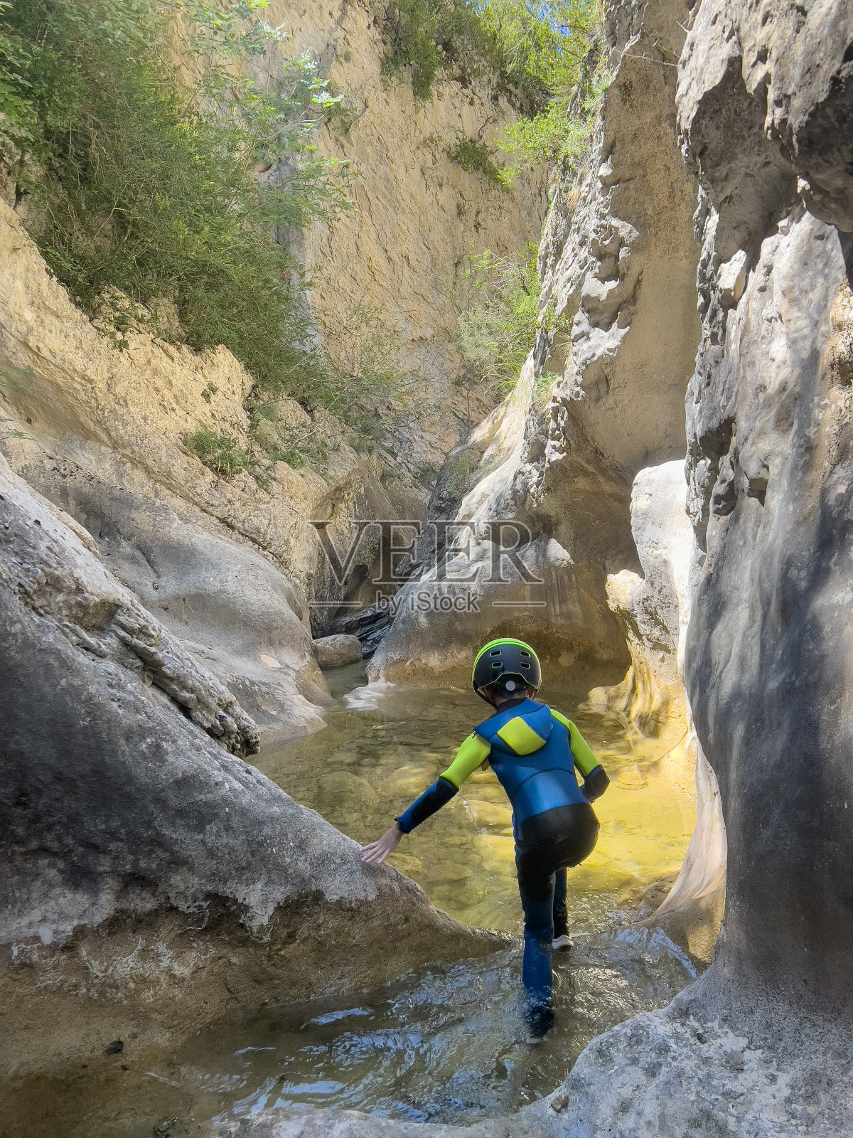 肾上腺素运动——峡谷运动。山谷里有个孩子带着氯丁橡胶照片摄影图片