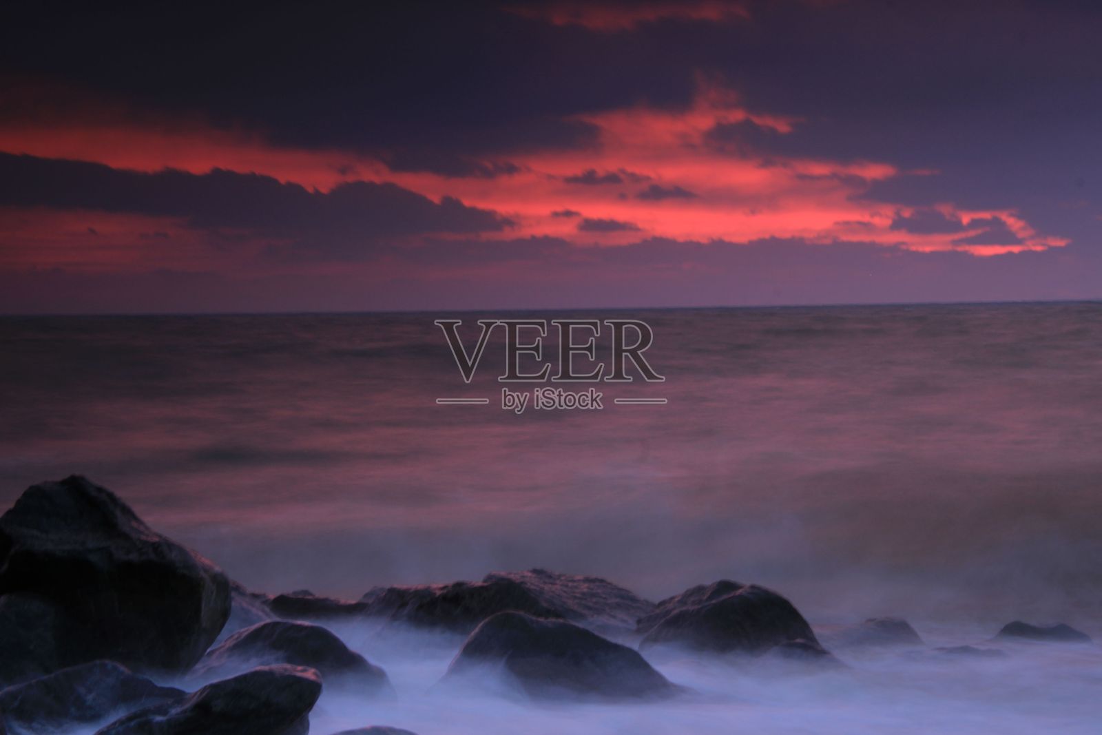 日落时海浪和多云天空的美丽景色照片摄影图片