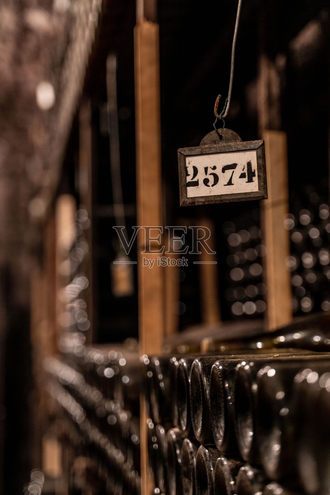 一排旧酒瓶的漂亮特写照片摄影图片