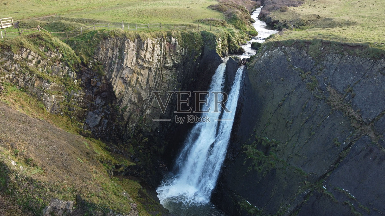 无人机拍摄的风景秀丽的斯毕克的磨坊口瀑布在哈特兰,英格兰照片摄影图片