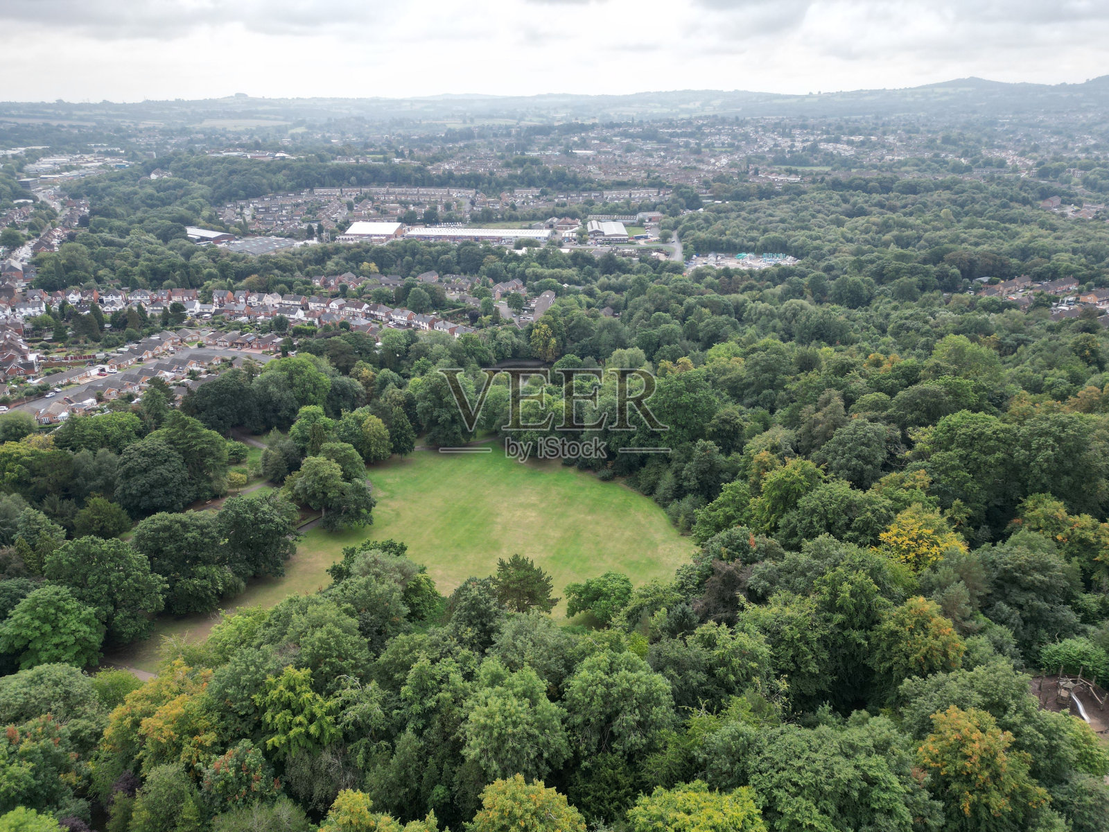 阳光灿烂的日子里,鸟瞰森林里的现代建筑照片摄影图片