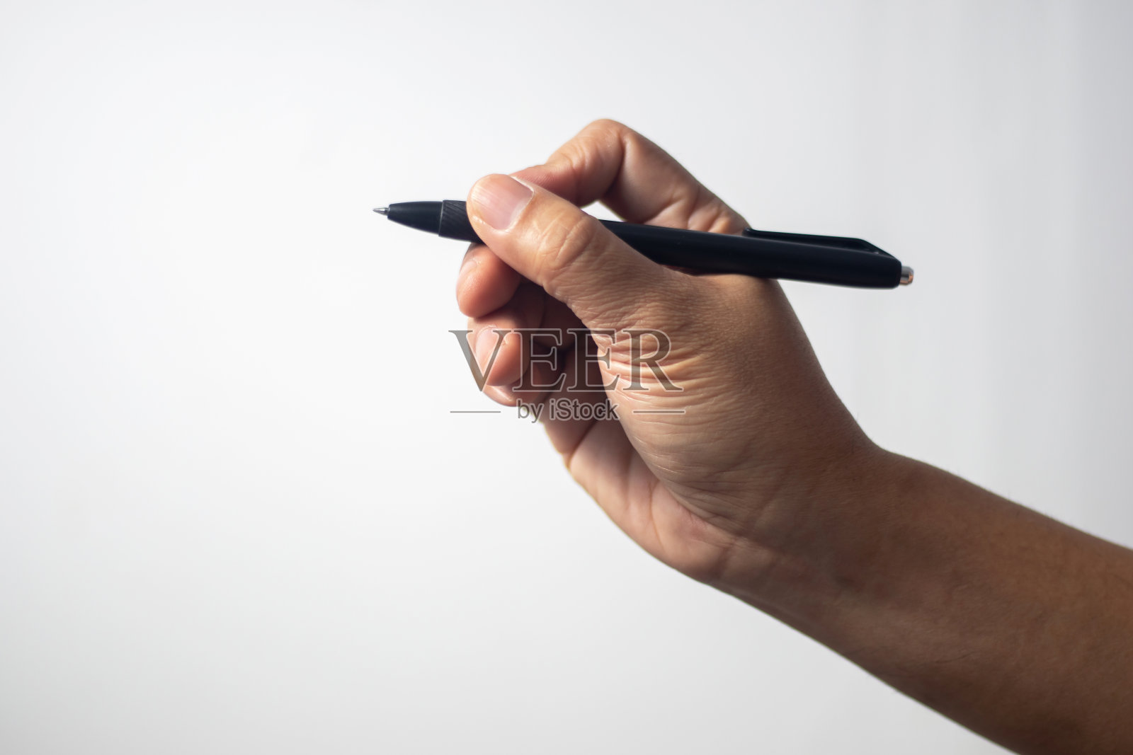 手持笔,白色背景照片摄影图片
