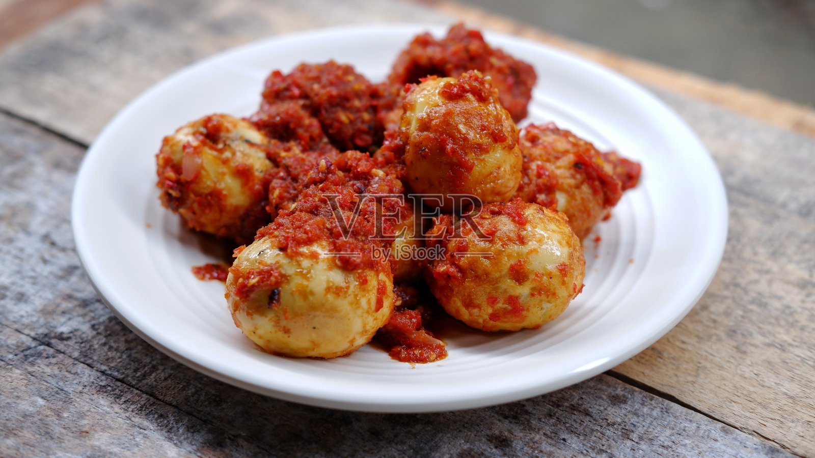 巴拉多蛋,巴拉多蛋。传统的麻辣煎蛋是巴东的典型食物照片摄影图片