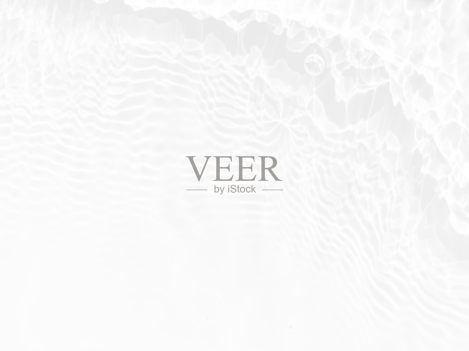 离焦模糊透明白色清晰平静的水面纹理与飞溅和气泡。潮流抽象的自然背景。水波在阳光下复制空间。白水闪耀照片摄影图片