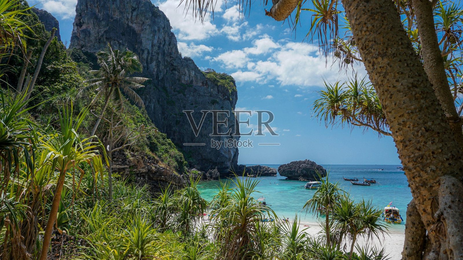 著名的旅游目的地,白色的沙滩和蓝绿色的水。照片摄影图片