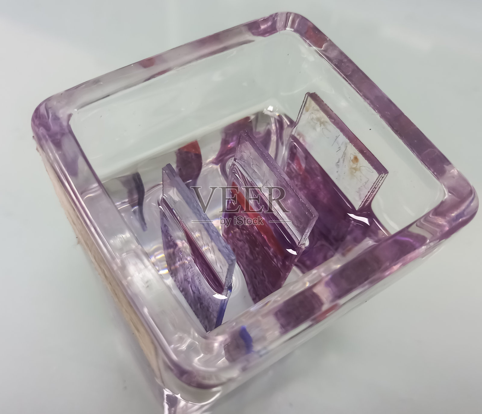 显微镜载玻片染色用于实验室的细胞学研究。组织样本的癌症诊断染色。附有试剂的科普林染色罐。照片摄影图片