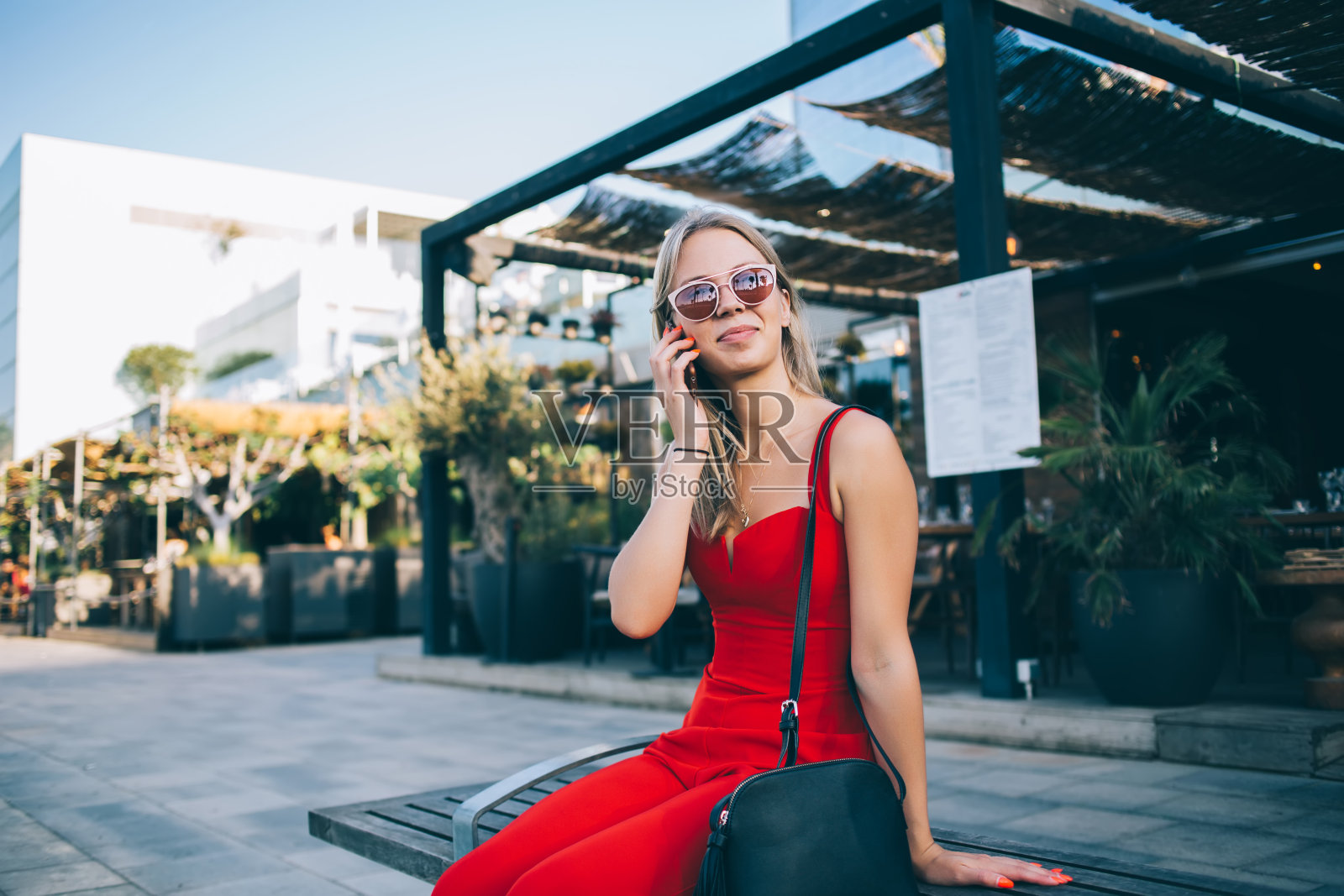 时髦的年轻女子在城市打电话照片摄影图片