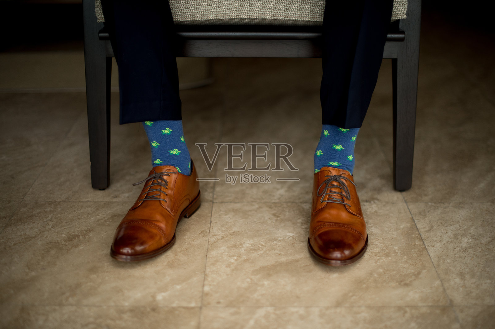 新郎婚礼当天的鞋子照片摄影图片