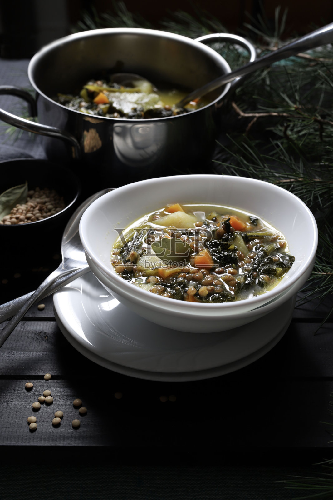 扁豆、土豆和羽衣甘蓝汤照片摄影图片