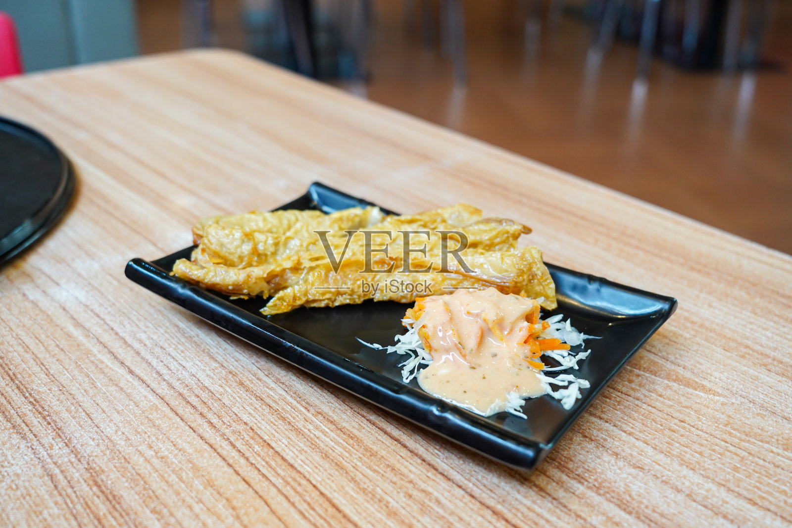 烤鱼饼(otak otak)在盘子里煎鱼饼,配蔬菜沙拉照片摄影图片