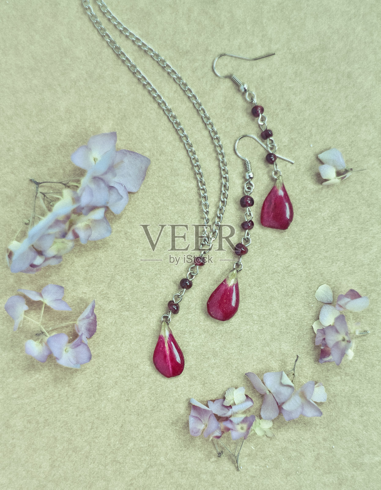 接近工艺珠宝集与红色花瓣和鲜花的概念照片照片摄影图片