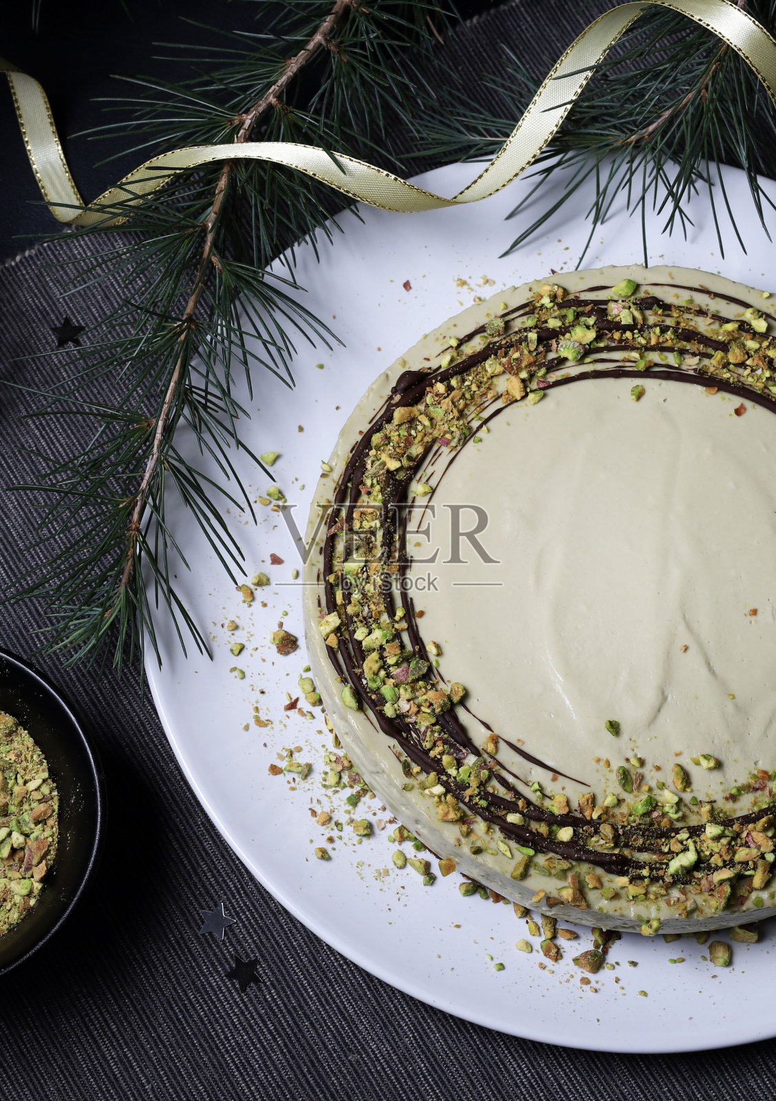 阿月浑子芝士蛋糕。圣诞装饰照片摄影图片