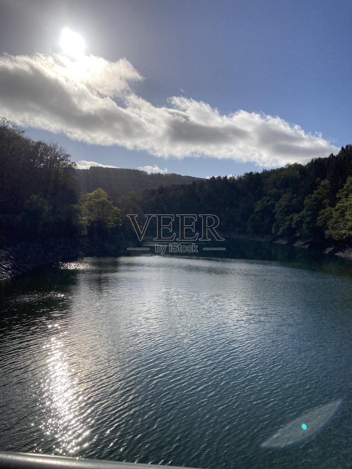 卢森堡esch-sur-sûre湖和大坝的景色照片摄影图片