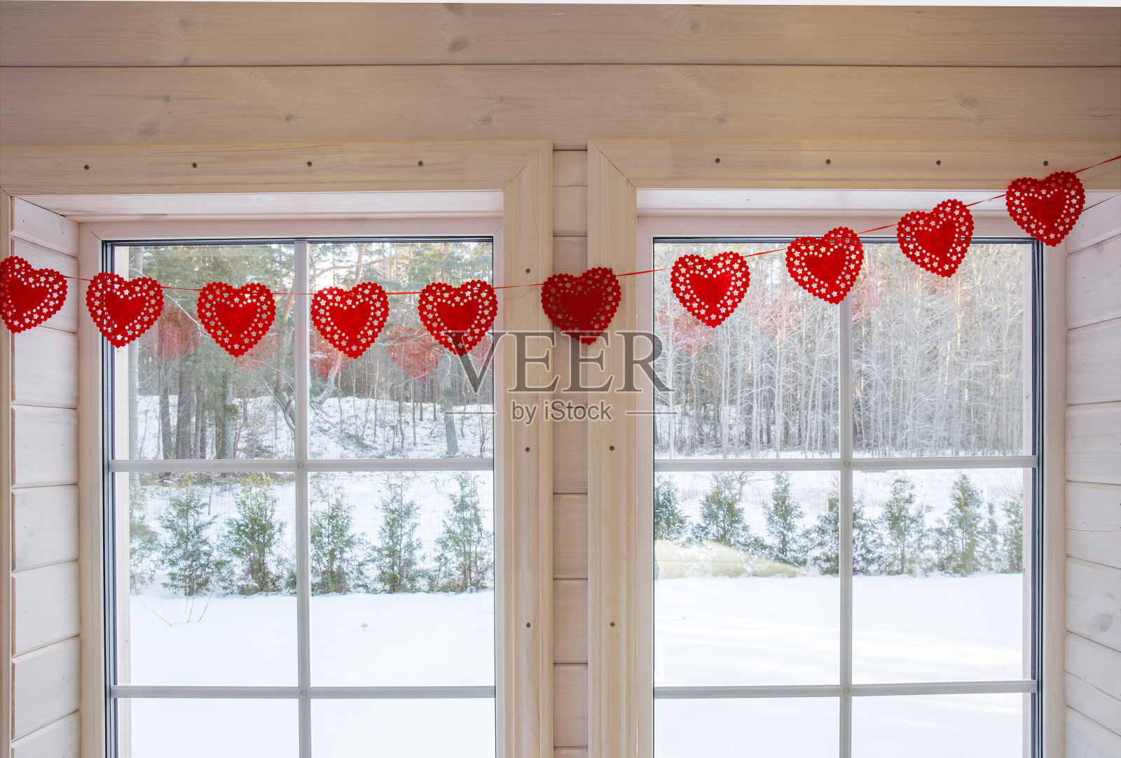 明亮的照相馆内部有大窗户,高天花板,白色木地板照片摄影图片