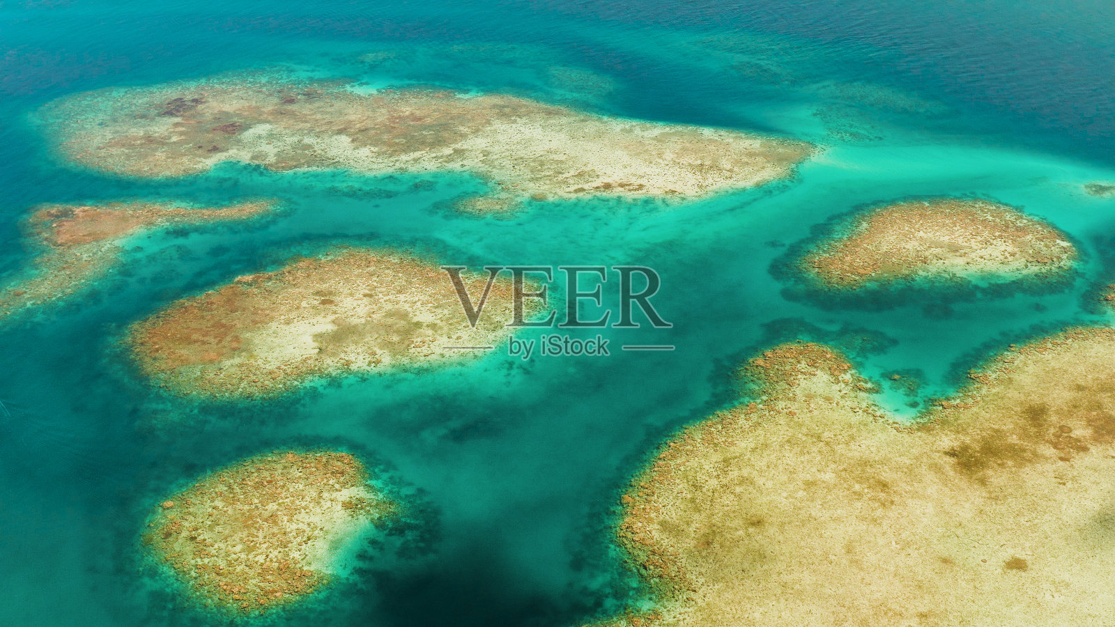 泻湖里透明的蓝色海水。照片摄影图片