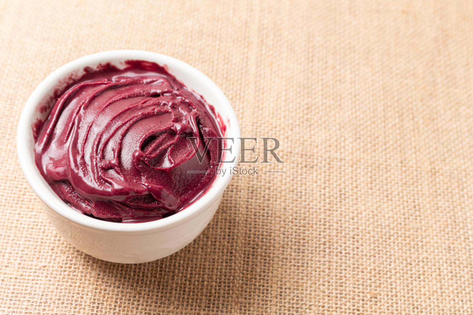 巴西莓碗在粗麻布表面。照片摄影图片