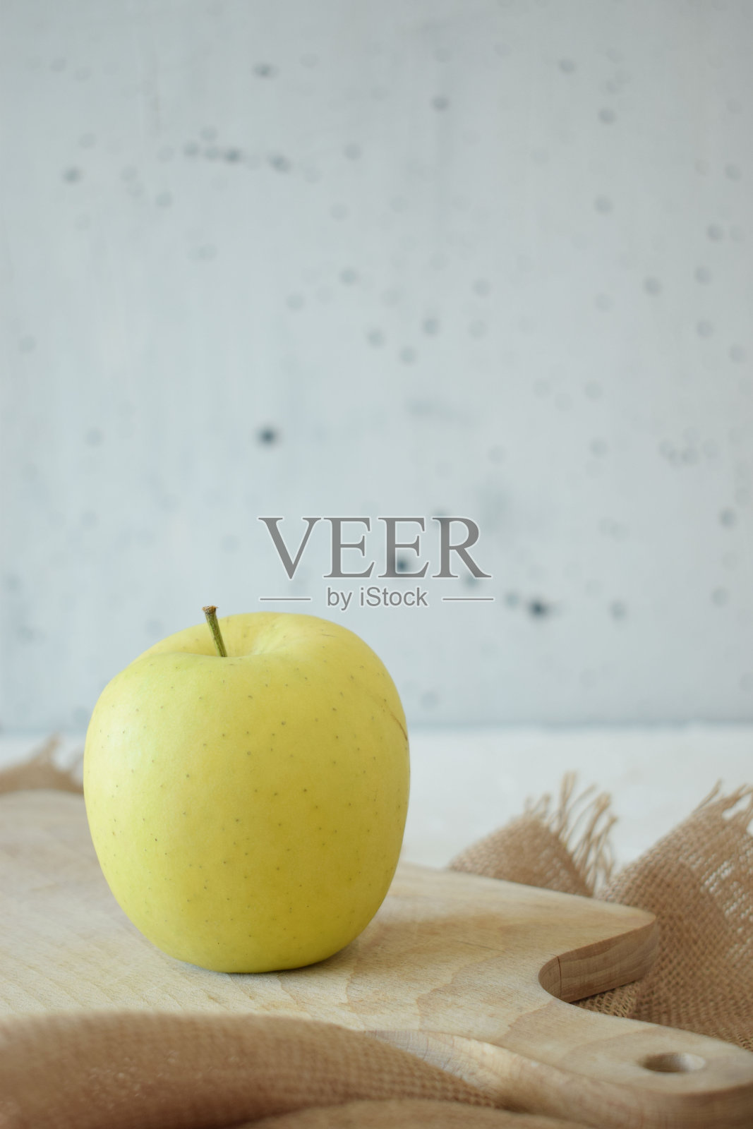 熟了的黄苹果在厨房里很新鲜照片摄影图片