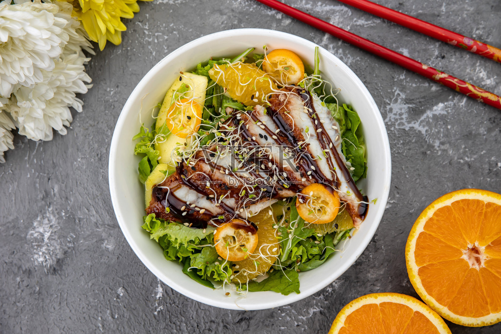 美味的鳗鱼和鳄梨照片摄影图片