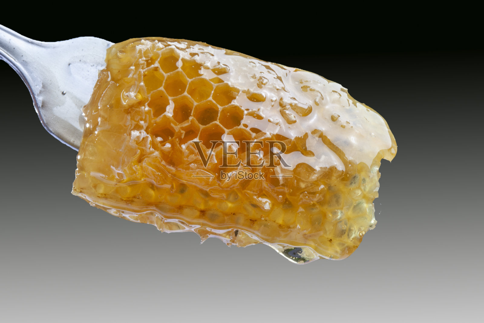 蜂巢在叉子上,新鲜的蜂蜜照片摄影图片