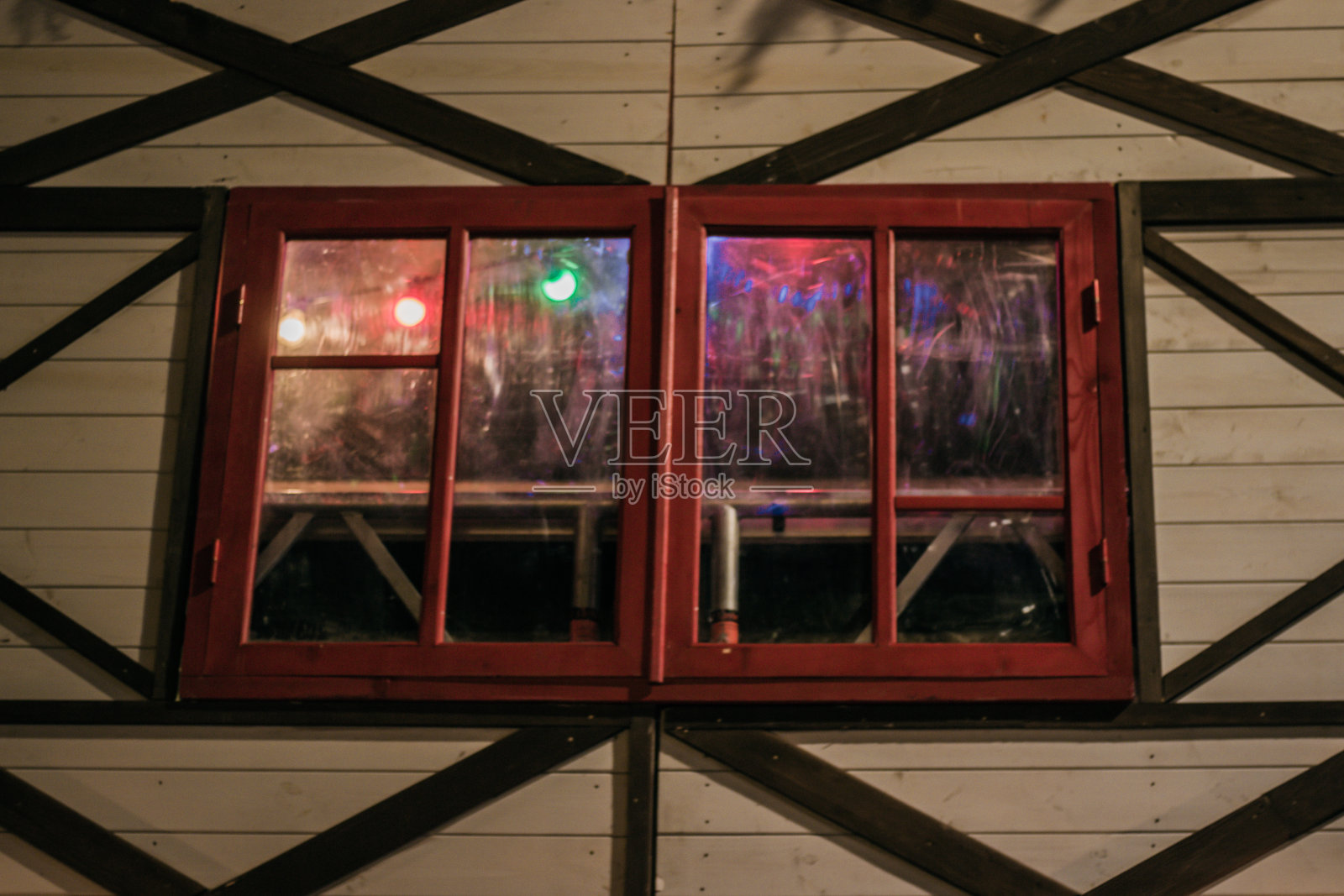 圣诞装饰红窗照片摄影图片