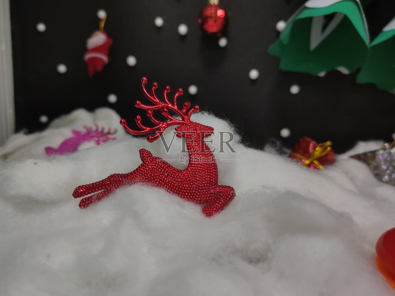 华丽的马鹿在蓬松的棉花与深色背景照片摄影图片