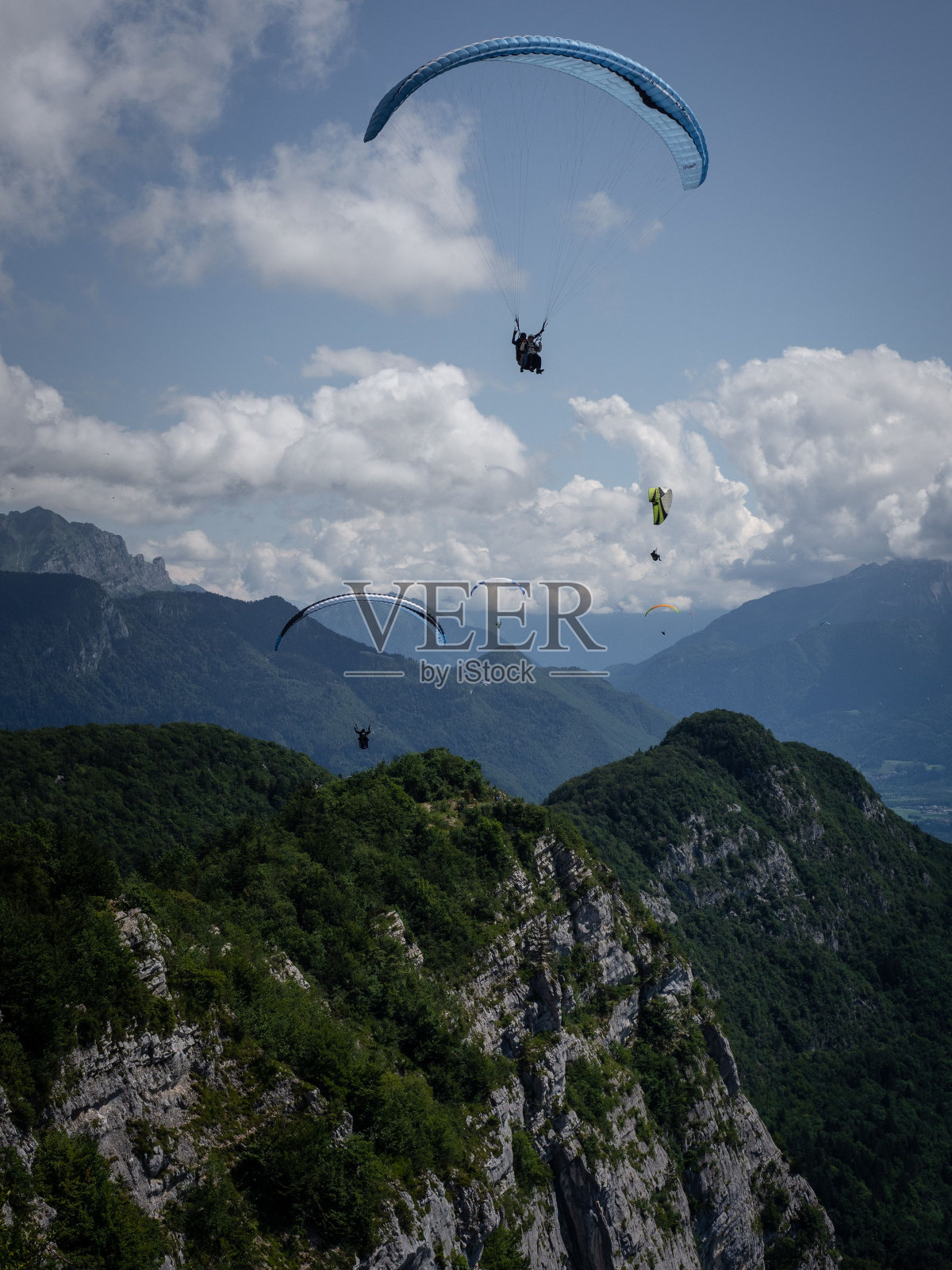 一群人在山上滑翔的垂直镜头照片摄影图片