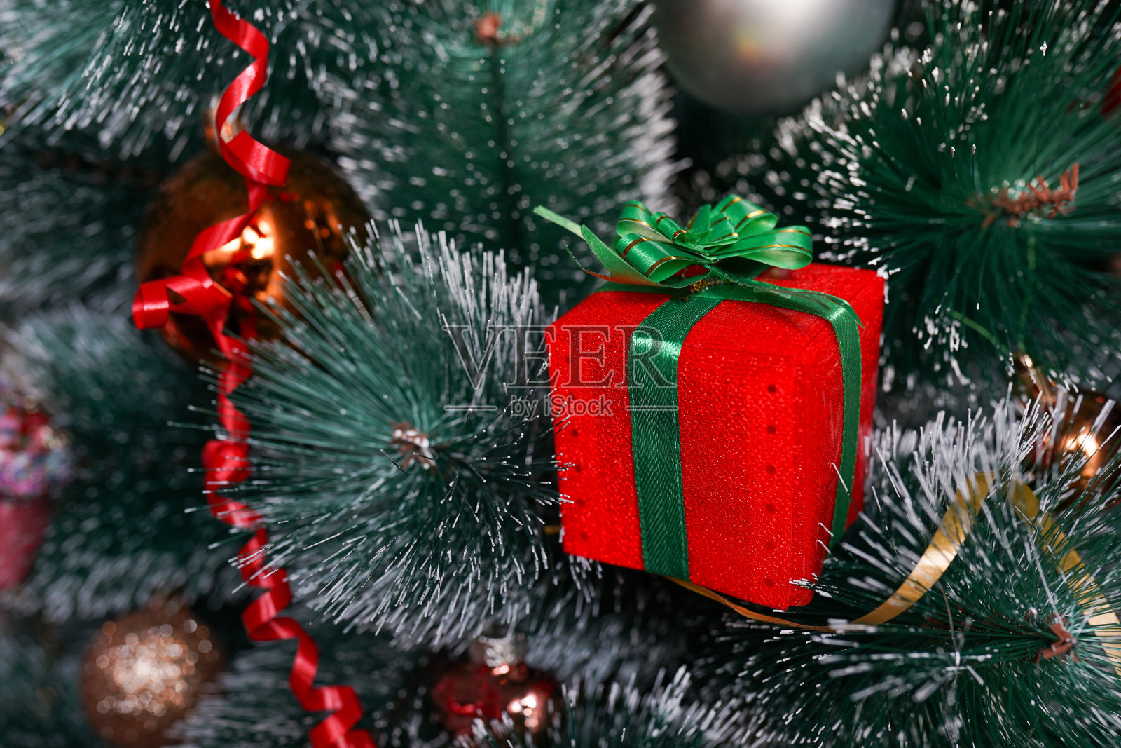 新年红色礼盒或圣诞树红丝带照片摄影图片