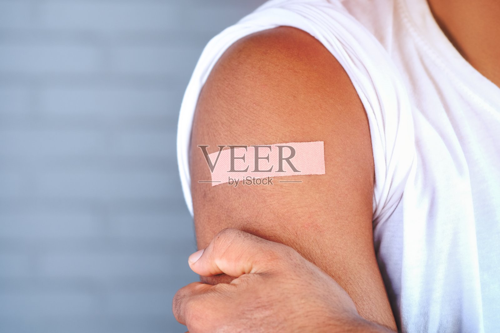 年轻人手臂上的绷带照片摄影图片