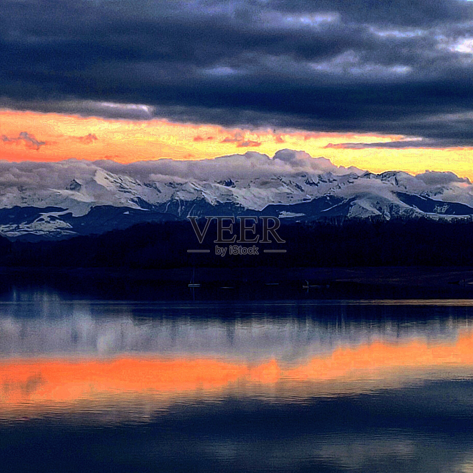 湖下的山照片摄影图片