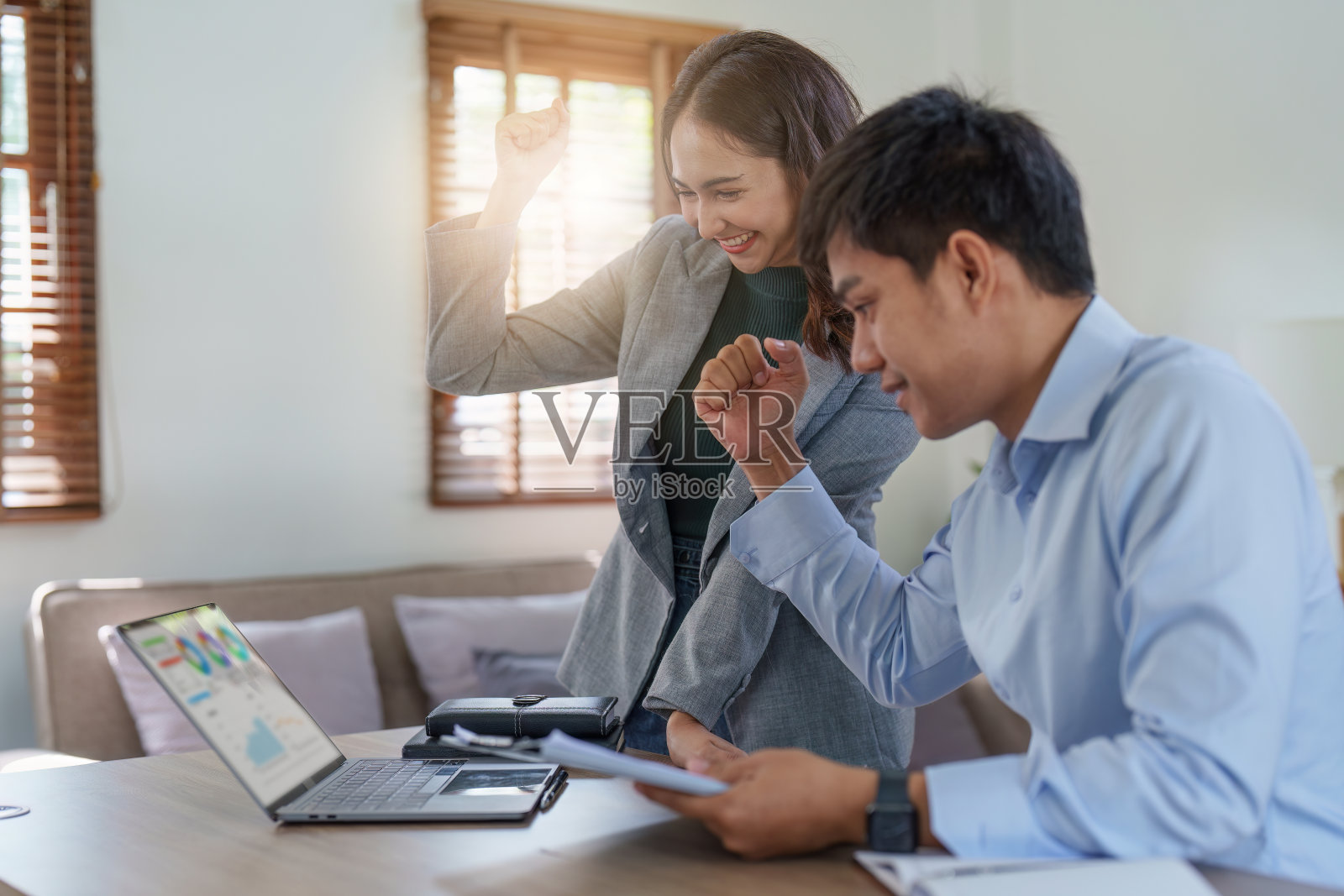 财务分析师分析业务人员,投资顾问分析公司财务报告,使用文档图表。股票市场税收基金金融概念照片摄影图片