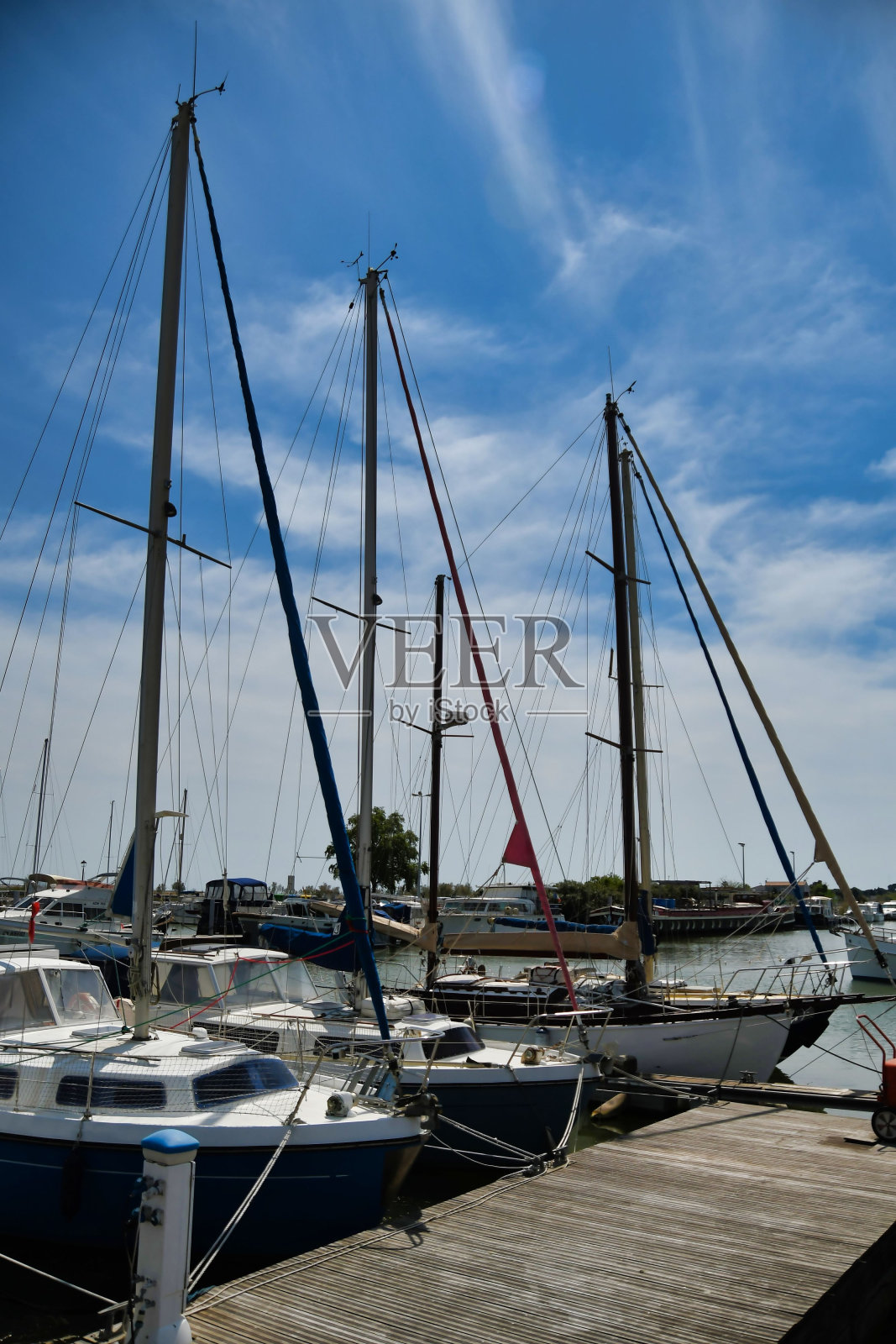 法国camargue, aigues mortes的城市景观照片摄影图片