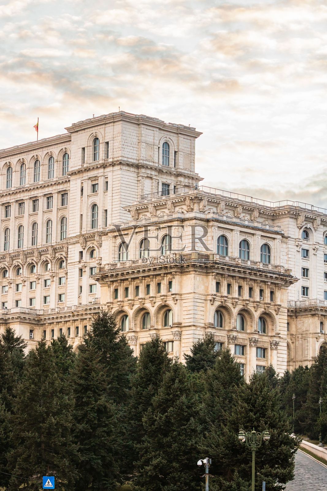 罗马尼亚首都布加勒斯特的国会大厦,晴空万里照片摄影图片