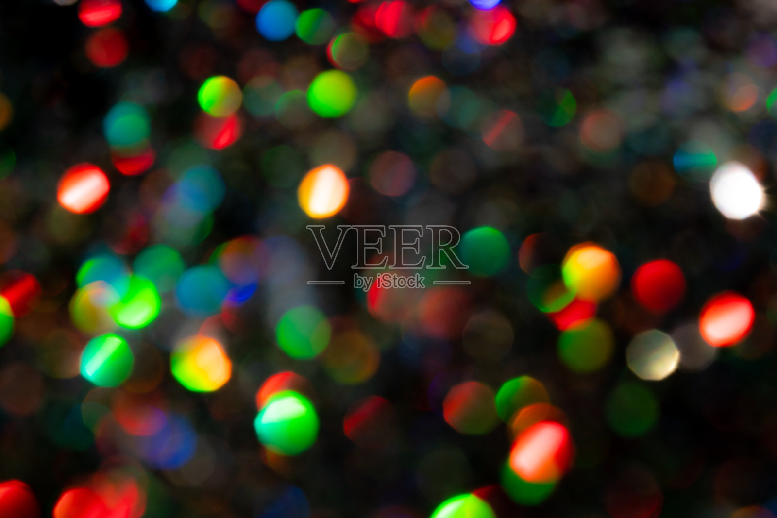 彩色闪闪发光的球模糊在黑色背景照片摄影图片