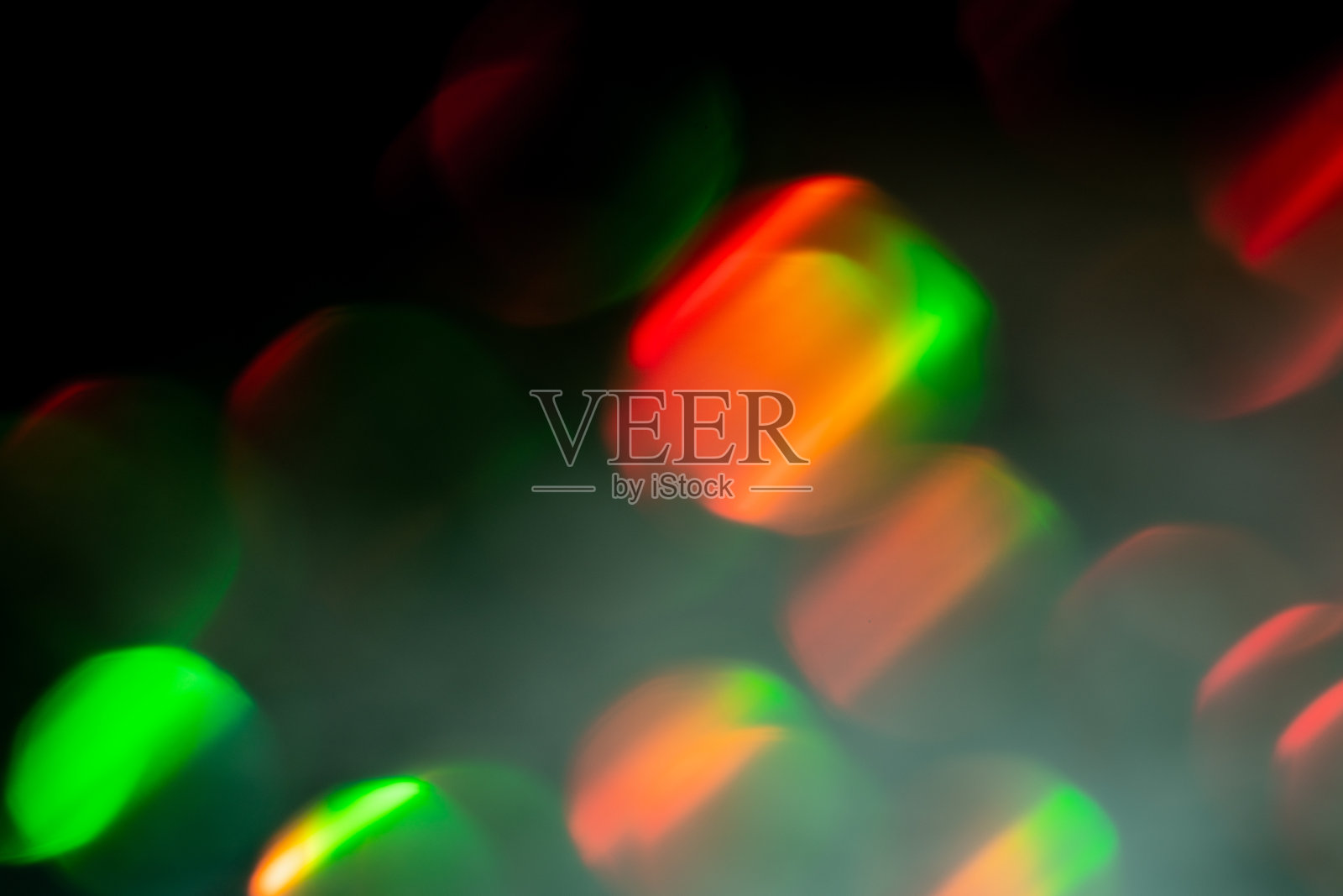 彩色闪闪发光的球模糊在黑色背景照片摄影图片