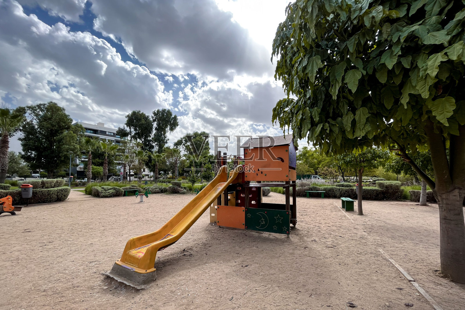 儿童游乐场沙滩上的滑梯照片摄影图片