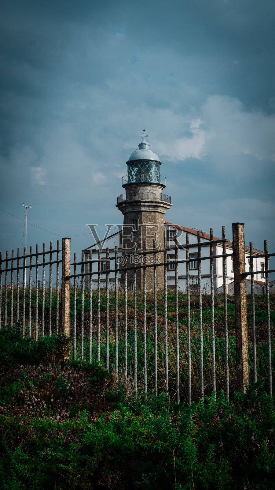 西班牙阿斯图里亚斯海岸线上的旧灯塔照片摄影图片