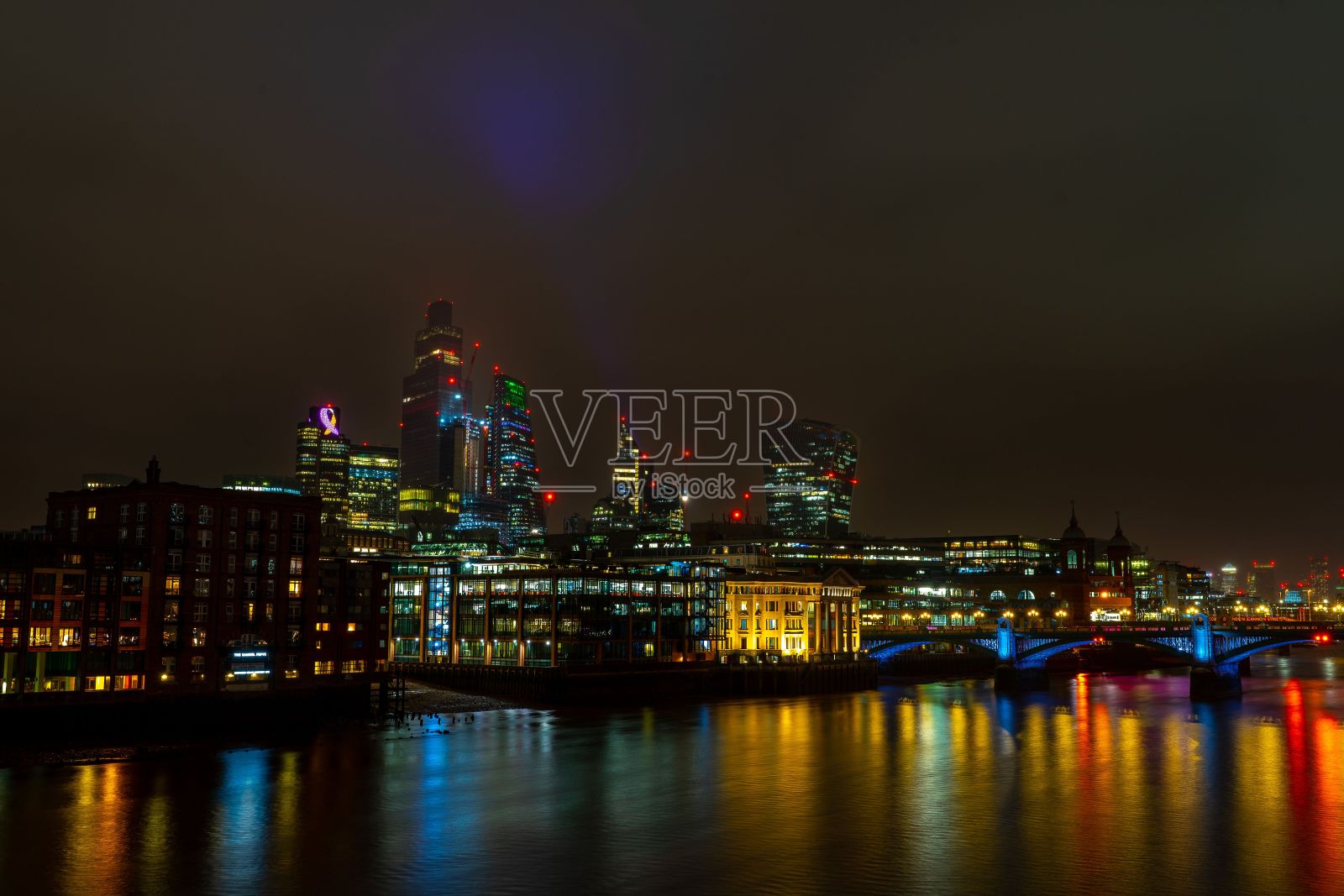 夜景照亮伦敦城市景观的水边视图-观光英国照片摄影图片