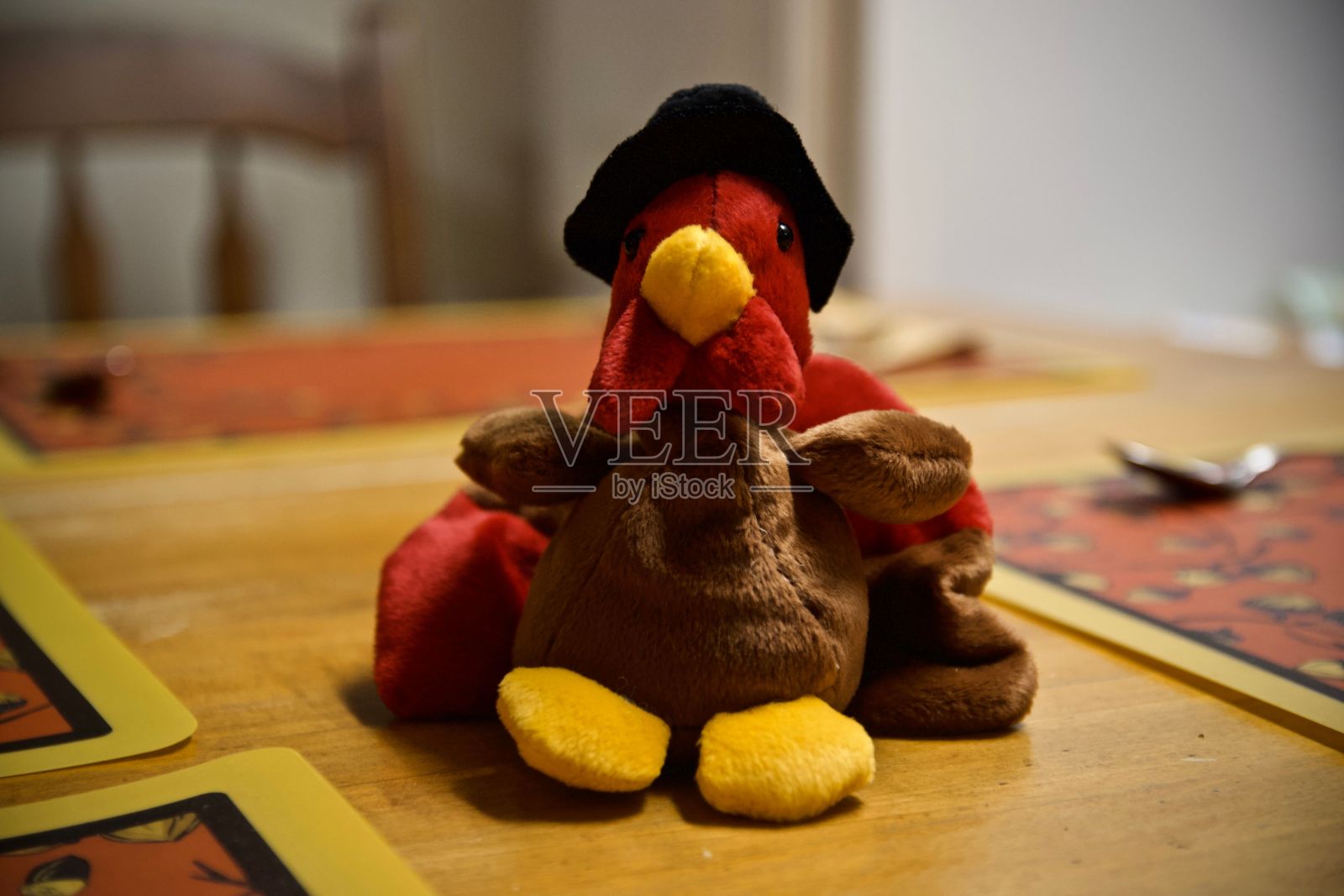 桌子上一只红色玩具鸟的特写镜头照片摄影图片