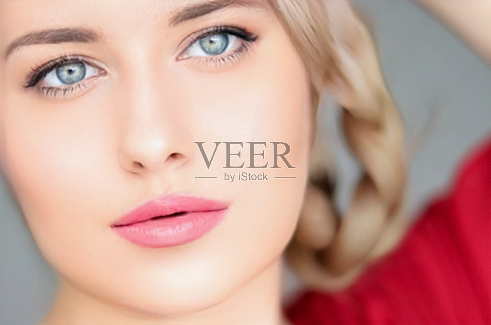 美容,化妆和护肤,美丽的女人与辫子发型和自然妆容的面部肖像和完美的皮肤,豪华健康化妆品,时尚的外观和魅力照片摄影图片