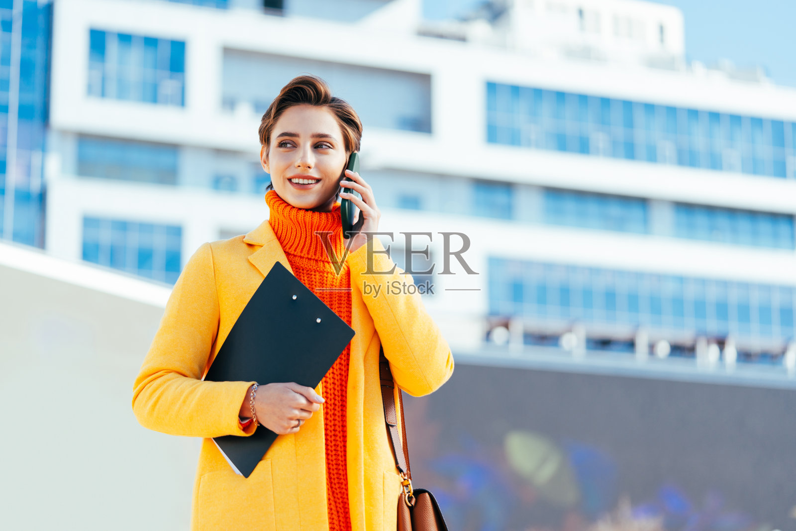 城里一个漂亮的短发姑娘照片摄影图片